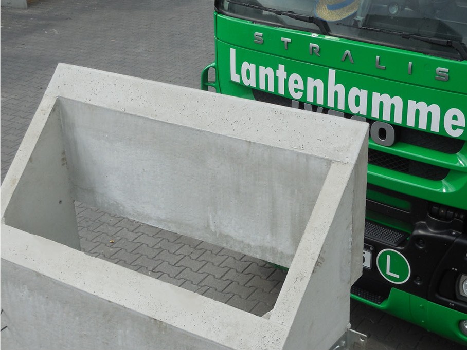 Betonlichtschacht mit Auslieferungs-LKW